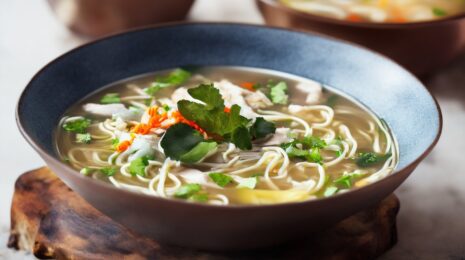 Секретный рецепт азиатского супа с уткой и лапшой от шеф-повара из древнего монастыря
