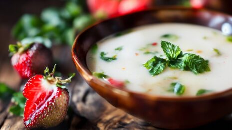 Клубничный суп-пюре с виноградом